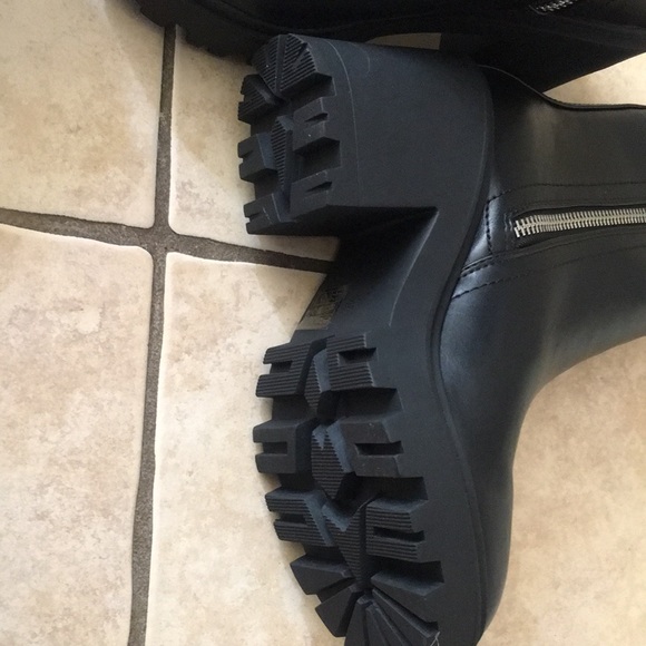 New Urban Outfitters Chunky Heel Black Boots - Picture 8 of 9